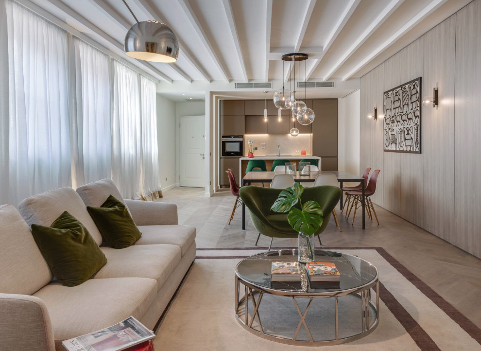 Immagine di un grande soggiorno contemporaneo aperto con pareti bianche, parquet chiaro e pavimento beige
