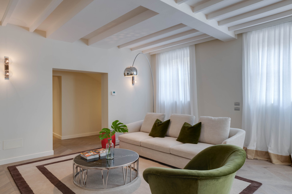 Ispirazione per un grande soggiorno design aperto con pareti bianche, parquet chiaro e pavimento beige