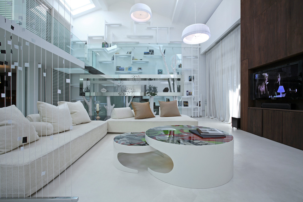 Cette photo montre un très grand salon tendance ouvert avec une salle de musique, un mur blanc et un sol en carrelage de porcelaine.
