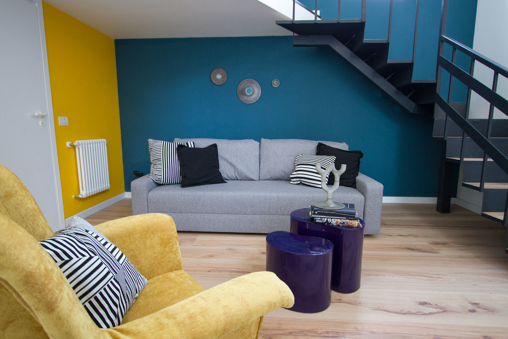 Источник вдохновения для домашнего уюта: двухуровневая гостиная комната среднего размера в современном стиле с разноцветными стенами и паркетным полом среднего тона