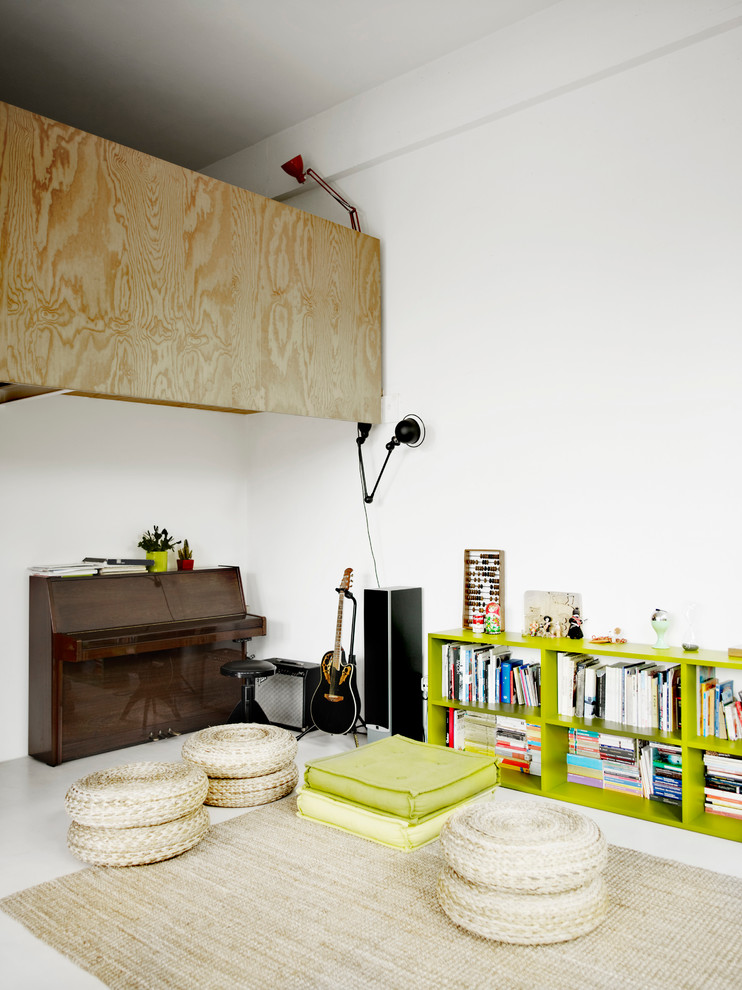 Foto de sala de estar urbana con paredes blancas y suelo de baldosas de porcelana