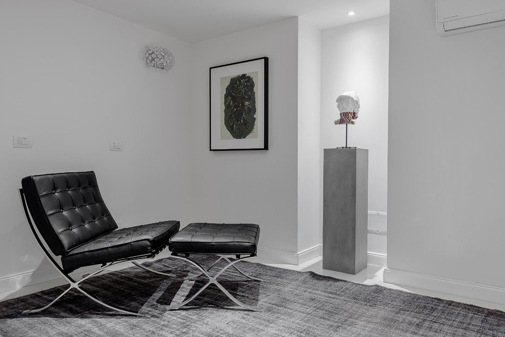 Réalisation d'une salle de séjour mansardée ou avec mezzanine minimaliste de taille moyenne avec un mur blanc.