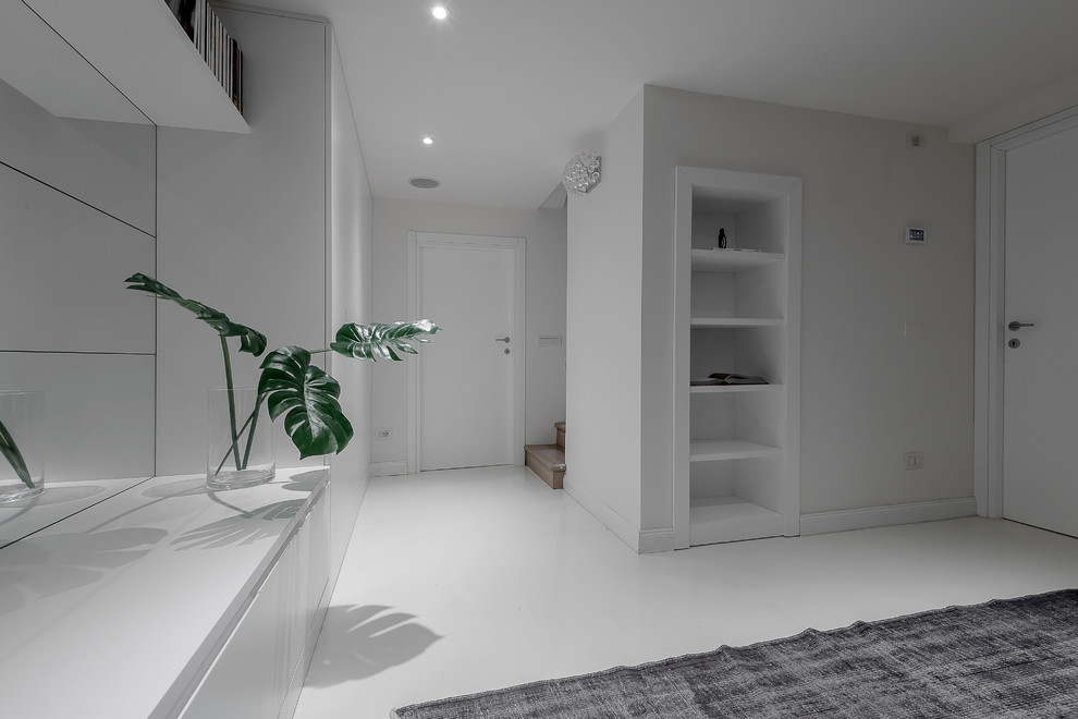 На фото: двухуровневая гостиная комната среднего размера в стиле модернизм с белыми стенами