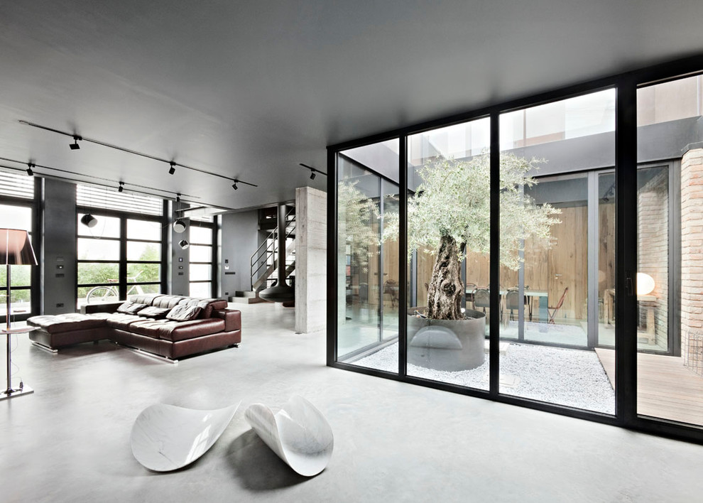 Стильный дизайн: огромная открытая гостиная комната:: освещение в современном стиле с серыми стенами и бетонным полом - последний тренд