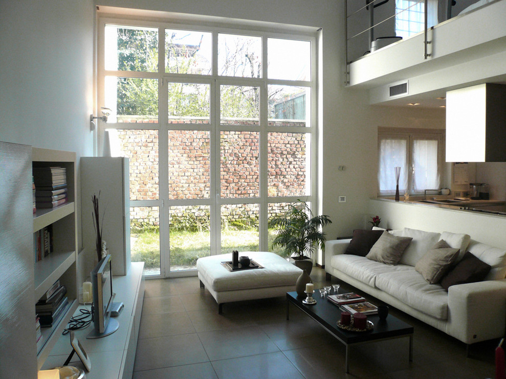Modelo de sala de estar tipo loft minimalista de tamaño medio sin chimenea con paredes blancas, suelo de baldosas de cerámica, televisor independiente y suelo marrón