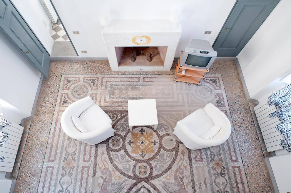 Repräsentatives Modernes Wohnzimmer im Loft-Stil mit weißer Wandfarbe, Marmorboden, Kamin, Kaminumrandung aus Stein, freistehendem TV und buntem Boden in Sonstige