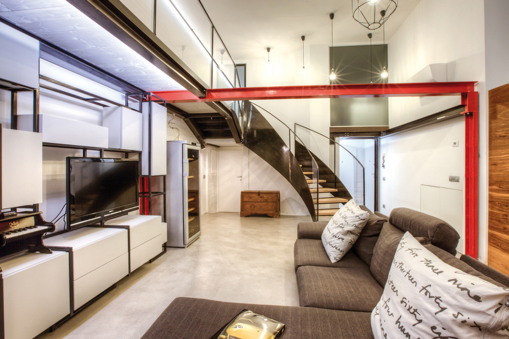 Immagine di un soggiorno industriale di medie dimensioni e stile loft con pareti bianche, pavimento in cemento, TV autoportante e pavimento grigio