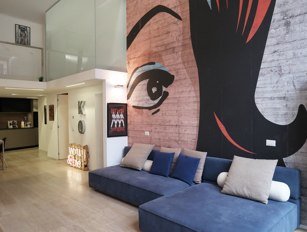Offenes Modernes Wohnzimmer mit weißer Wandfarbe, hellem Holzboden und beigem Boden in Mailand