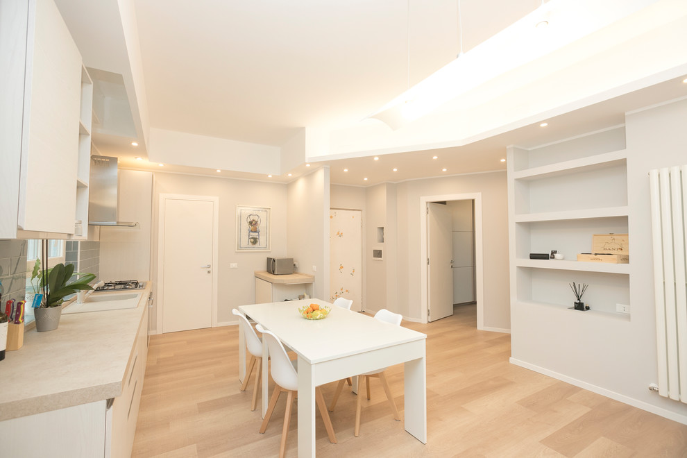 Источник вдохновения для домашнего уюта: открытая гостиная комната среднего размера в современном стиле с серыми стенами, полом из ламината и коричневым полом