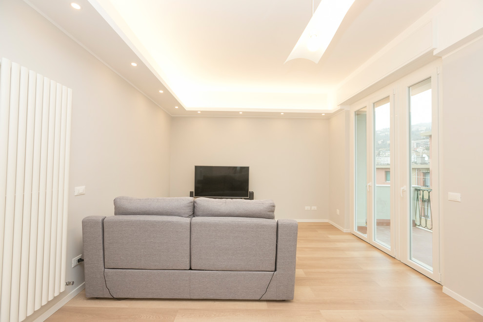 Esempio di un soggiorno design di medie dimensioni e aperto con pareti grigie, pavimento in laminato e pavimento marrone