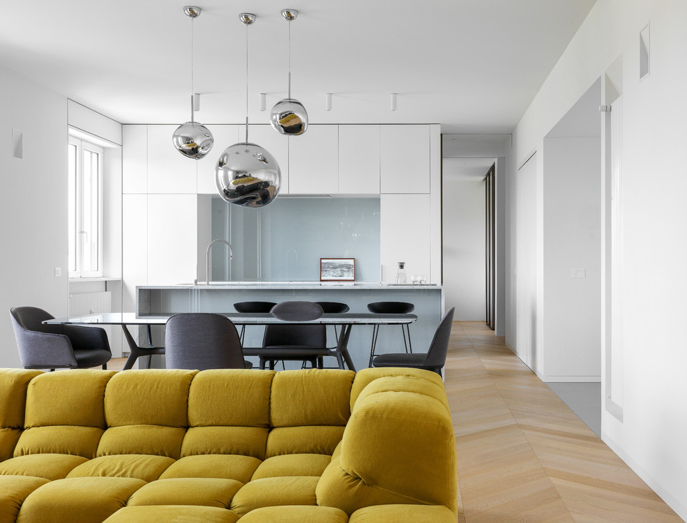Großes, Repräsentatives, Offenes Modernes Wohnzimmer mit weißer Wandfarbe, braunem Holzboden und freistehendem TV in Mailand