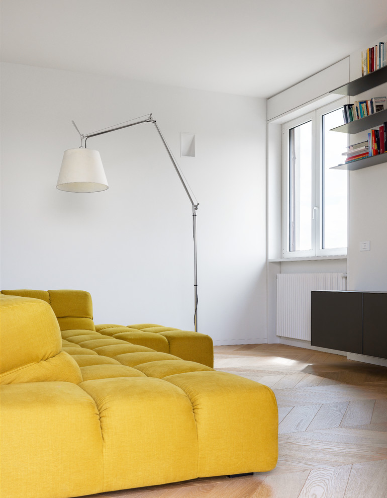 Foto di un soggiorno moderno di medie dimensioni e aperto con libreria, pareti bianche, pavimento in legno massello medio, TV autoportante e pavimento beige