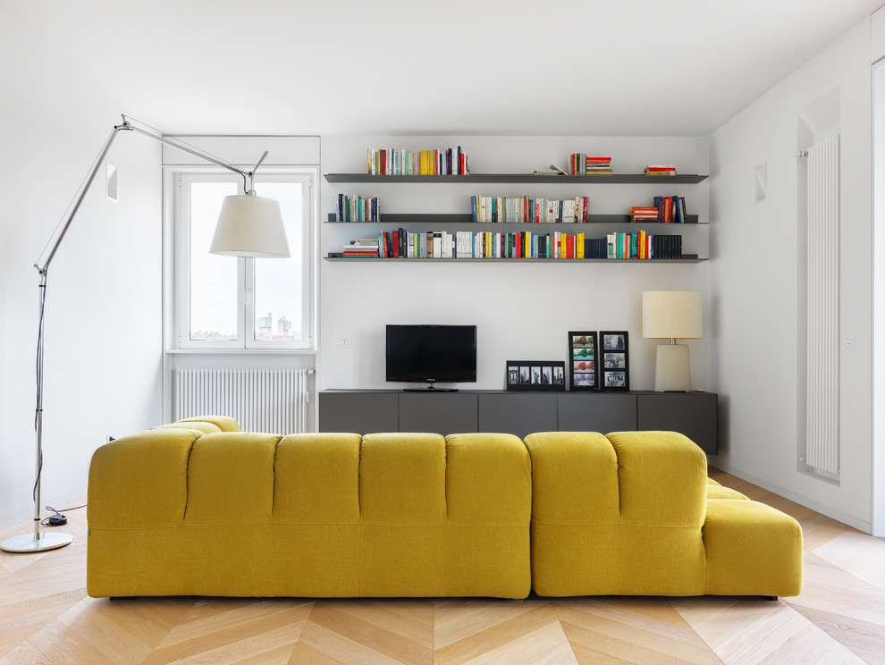 Esempio di un soggiorno minimalista di medie dimensioni e aperto con pareti bianche, TV autoportante, pavimento beige e parquet chiaro