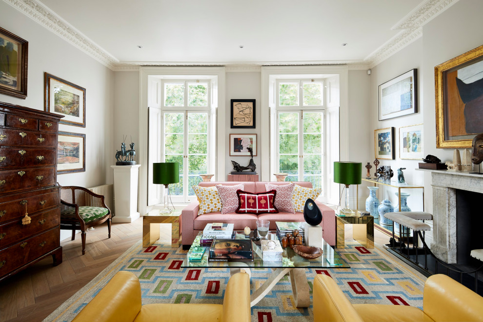 Стильный дизайн: парадная гостиная комната в стиле неоклассика (современная классика) с серыми стенами, паркетным полом среднего тона, стандартным камином и коричневым полом - последний тренд