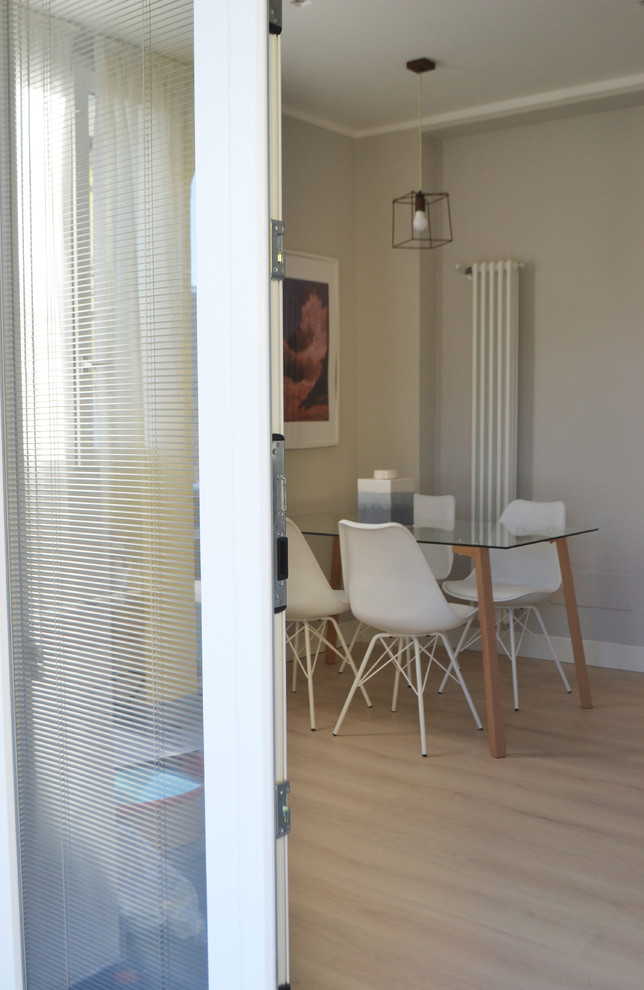 Modelo de salón abierto contemporáneo pequeño con paredes grises, suelo laminado y suelo beige