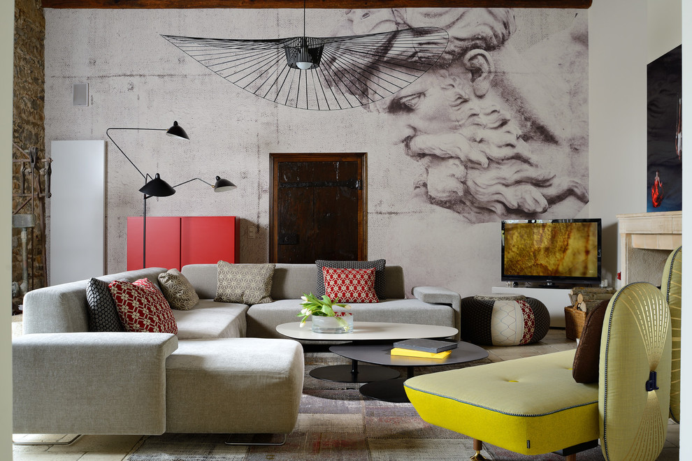 Immagine di un soggiorno contemporaneo di medie dimensioni e aperto con pareti bianche, camino classico, cornice del camino in pietra e TV autoportante