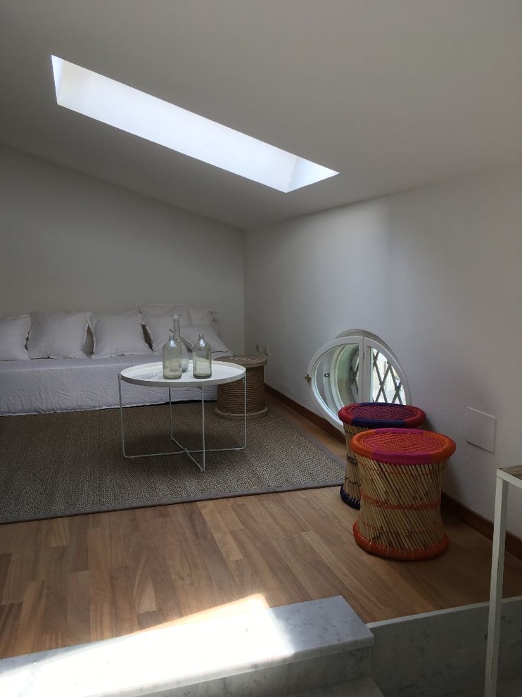 Immagine di un soggiorno costiero di medie dimensioni e stile loft con pareti bianche e parquet chiaro