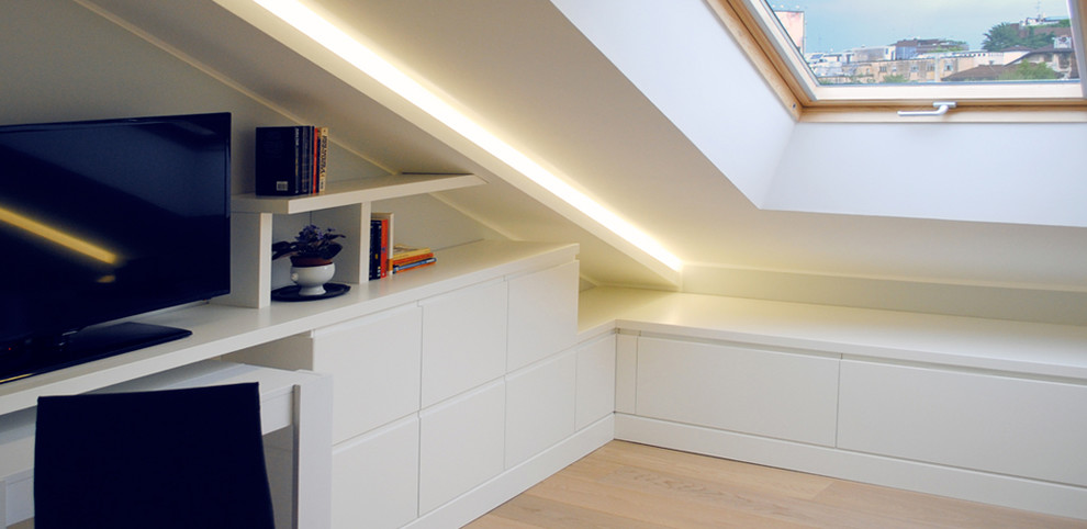 Foto di un piccolo soggiorno minimal stile loft con libreria, pareti bianche, pavimento in legno massello medio, TV autoportante e pavimento beige