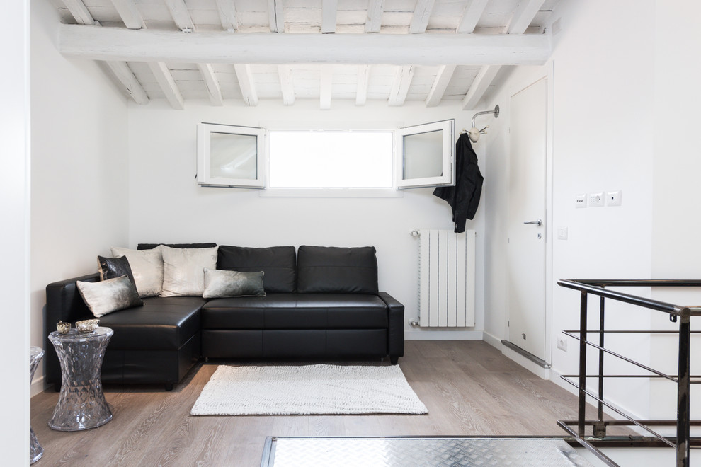 Immagine di un piccolo soggiorno contemporaneo stile loft con pareti bianche e parquet chiaro