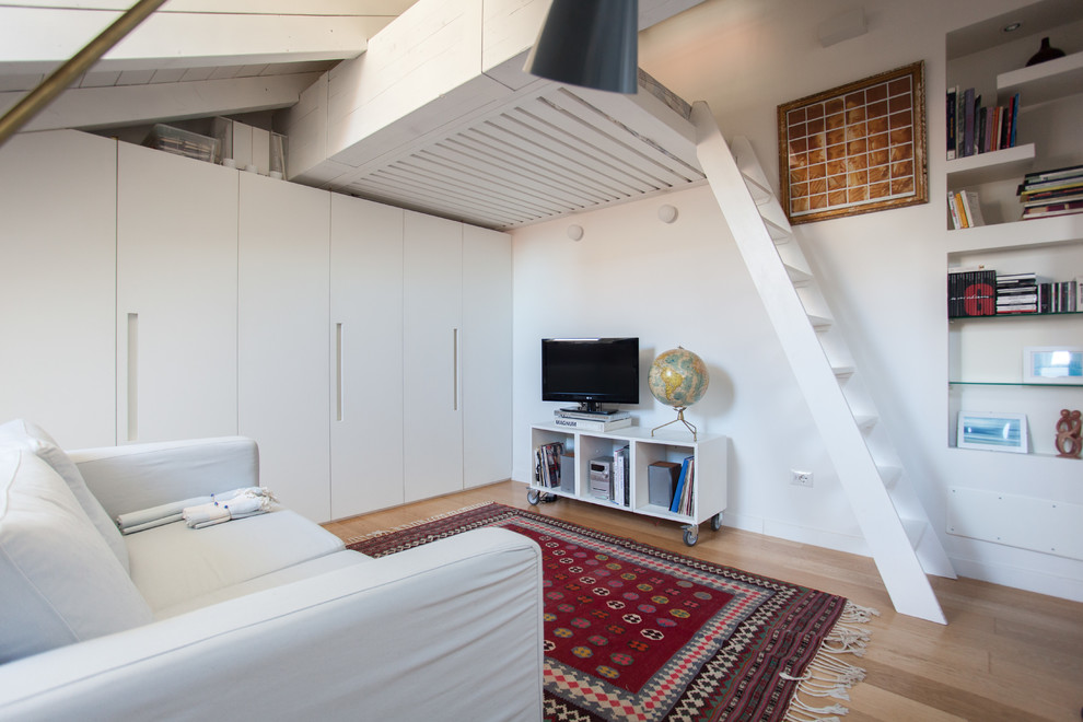 На фото: гостиная комната в современном стиле с белыми стенами, паркетным полом среднего тона и отдельно стоящим телевизором с