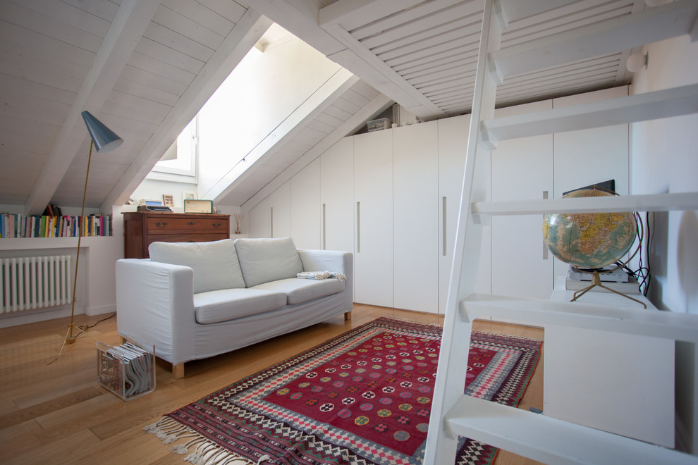 Immagine di un soggiorno design stile loft con pavimento in legno massello medio, camino lineare Ribbon, cornice del camino in intonaco e pareti bianche