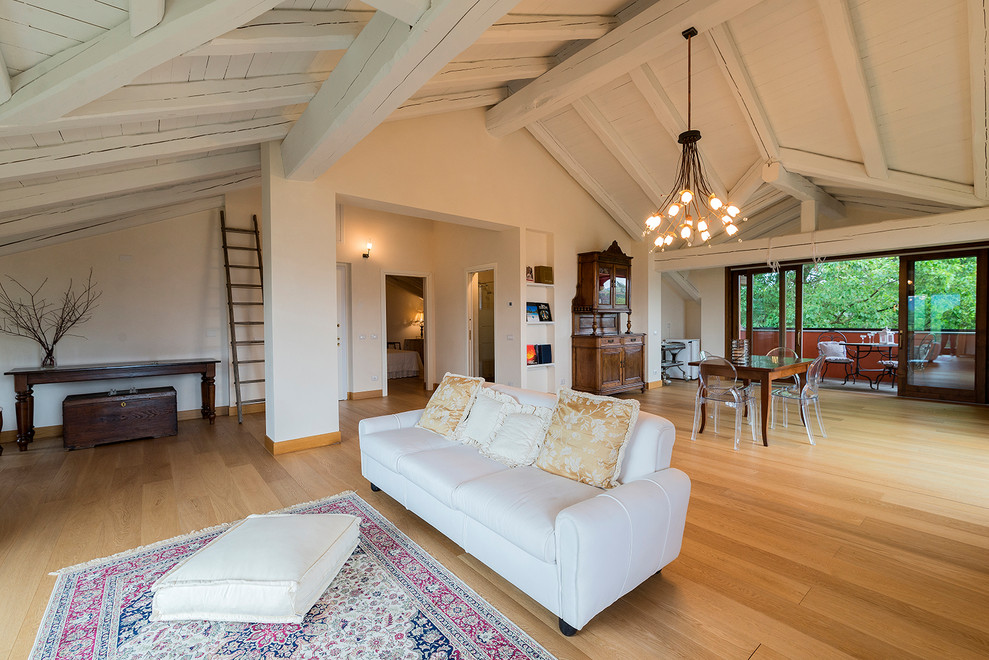 Foto di un grande soggiorno shabby-chic style aperto con pareti bianche e pavimento in legno massello medio