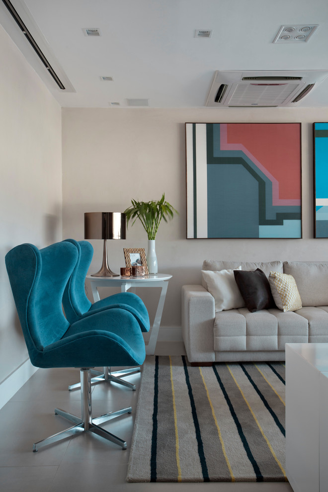 Immagine di un soggiorno stile marinaro di medie dimensioni con pareti beige, pavimento in gres porcellanato, TV a parete e pavimento beige