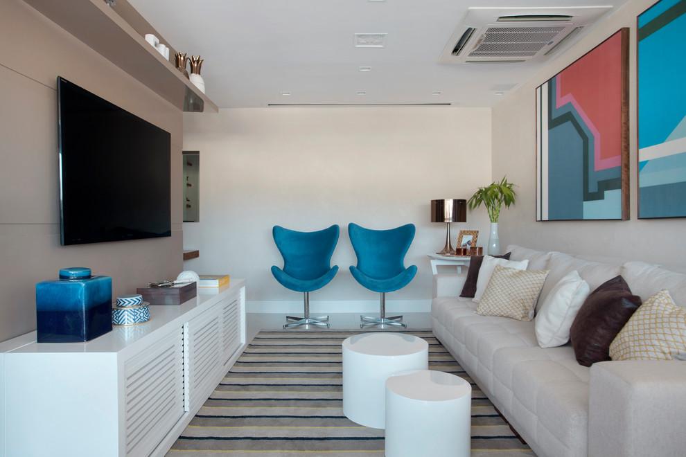 Inspiration för ett funkis vardagsrum, med beige väggar och en väggmonterad TV