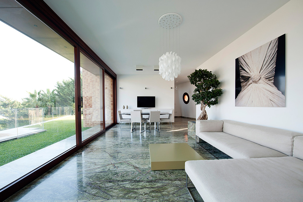 Foto di un grande soggiorno design aperto con pareti bianche e pavimento in marmo