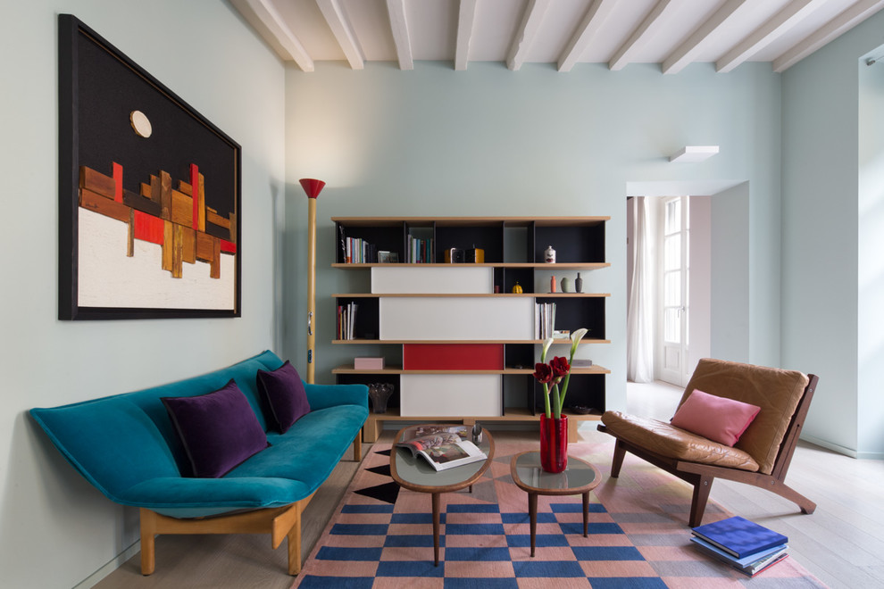 На фото: изолированная гостиная комната среднего размера в стиле фьюжн с синими стенами с