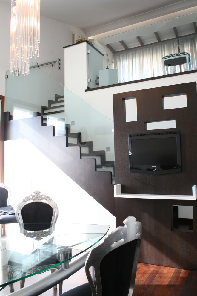 Idee per un piccolo soggiorno minimal aperto con pareti bianche, pavimento in legno massello medio e TV a parete