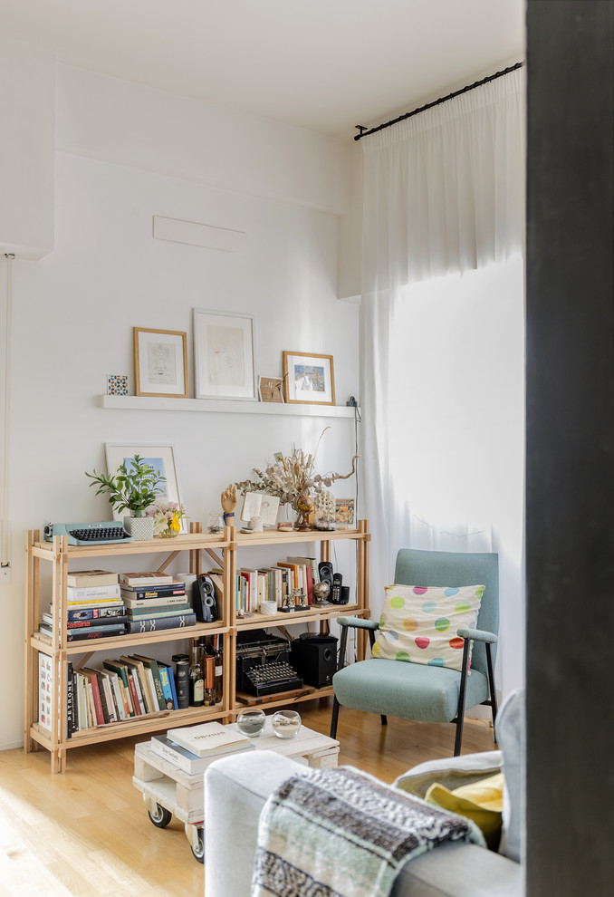 Idee per un piccolo soggiorno minimal aperto con pareti bianche, parquet chiaro e nessuna TV