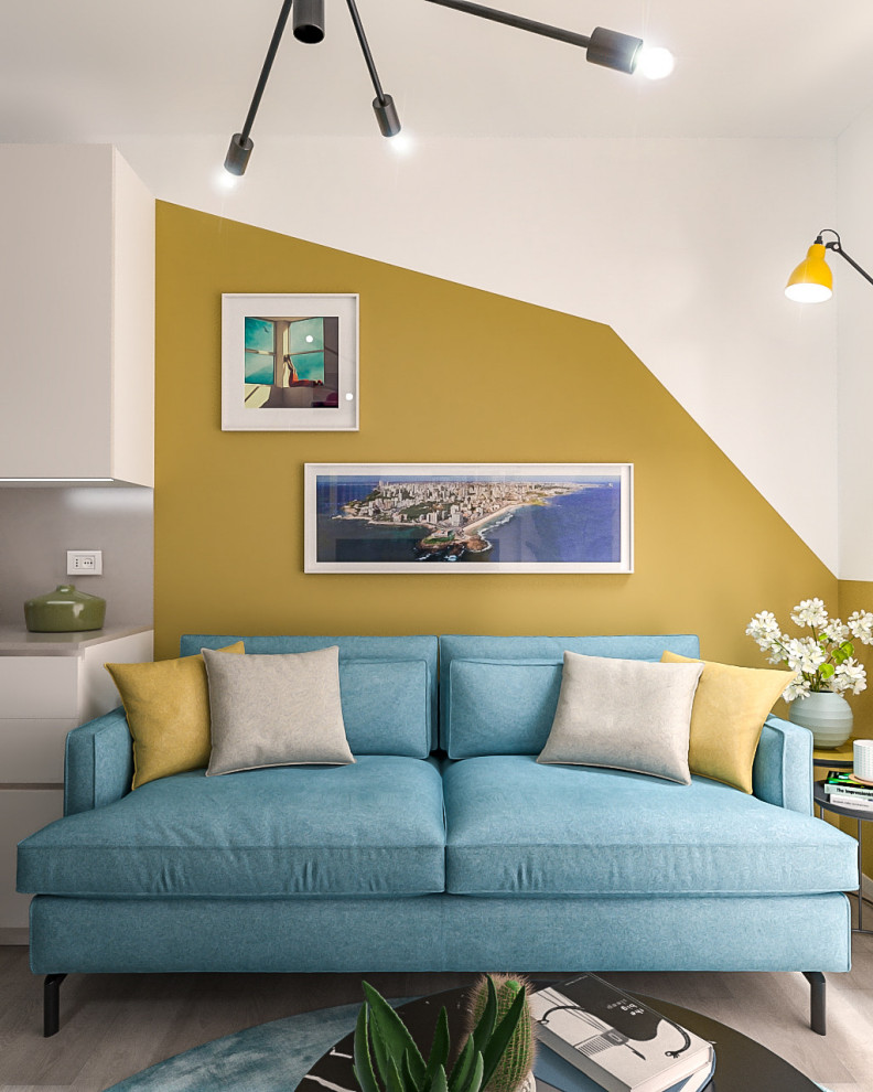 Modelo de salón abierto contemporáneo pequeño con paredes multicolor y suelo de madera clara
