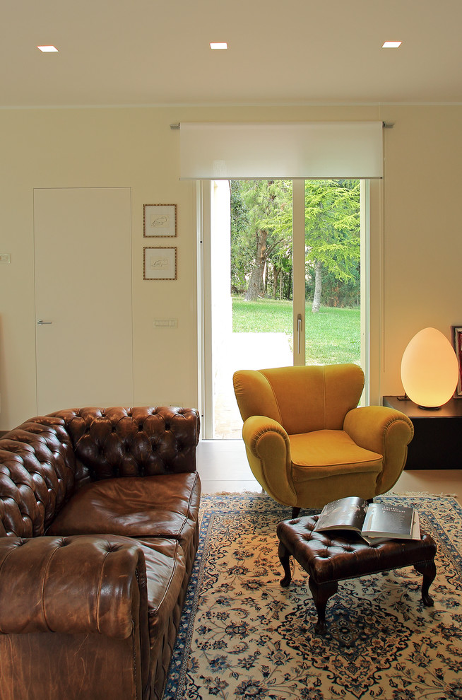Пример оригинального дизайна: изолированная гостиная комната в классическом стиле