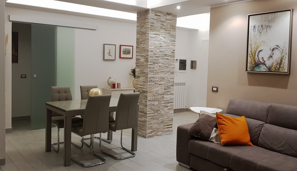 Abgetrenntes Modernes Wohnzimmer mit weißer Wandfarbe, Porzellan-Bodenfliesen und TV-Wand in Rom