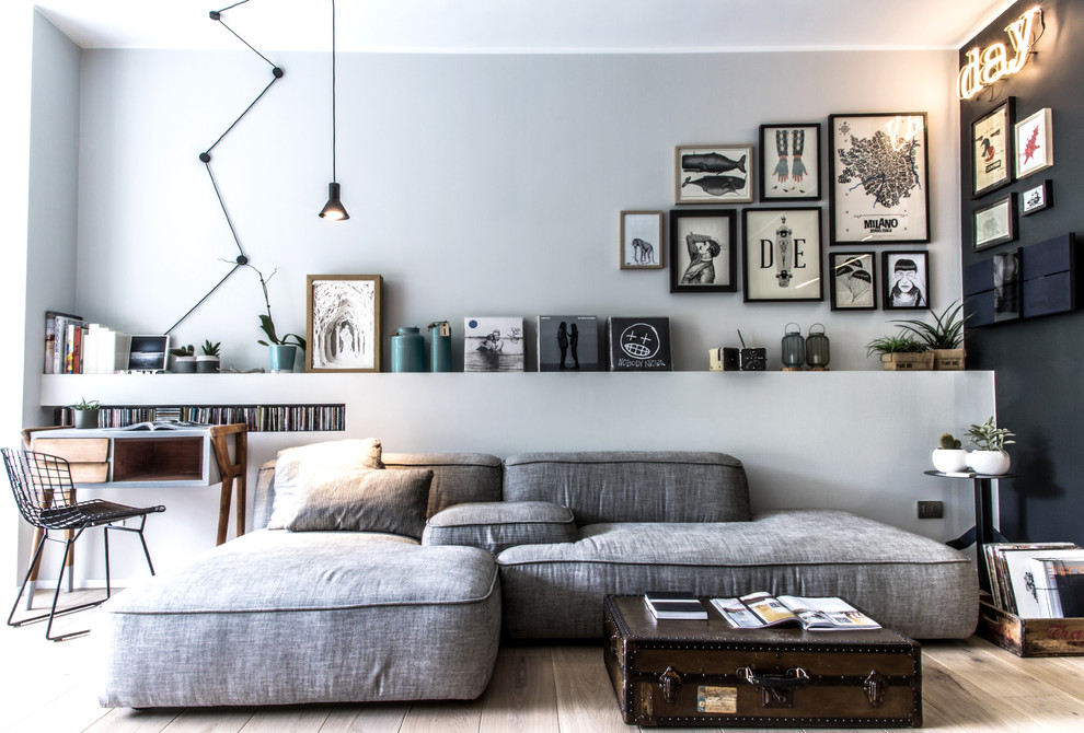 Idee per un soggiorno contemporaneo aperto con sala formale, pareti grigie e parquet chiaro