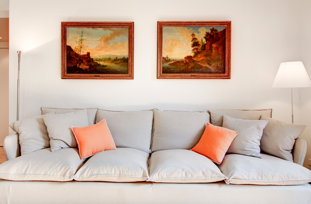 Inspiration pour une grande salle de séjour design ouverte avec un mur blanc, parquet peint et un sol beige.