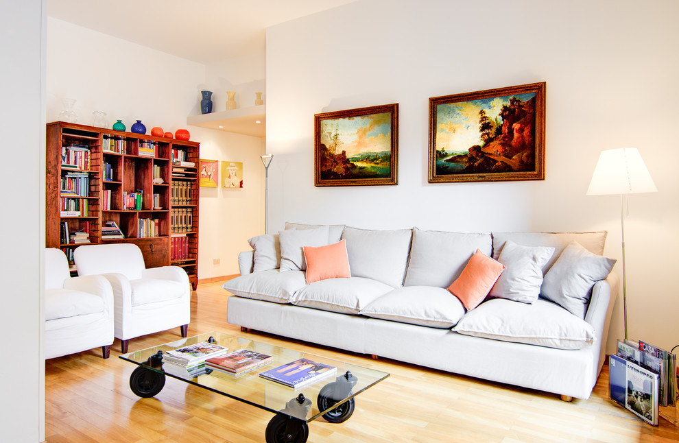 Esempio di un grande soggiorno contemporaneo aperto con pareti bianche, parquet chiaro e pavimento beige