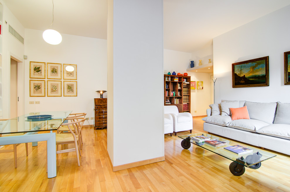 Esempio di un grande soggiorno minimal aperto con pareti bianche, pavimento in legno verniciato e pavimento beige