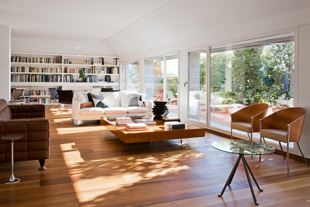 Cette photo montre un grand salon tendance ouvert avec un mur blanc et un sol en bois brun.