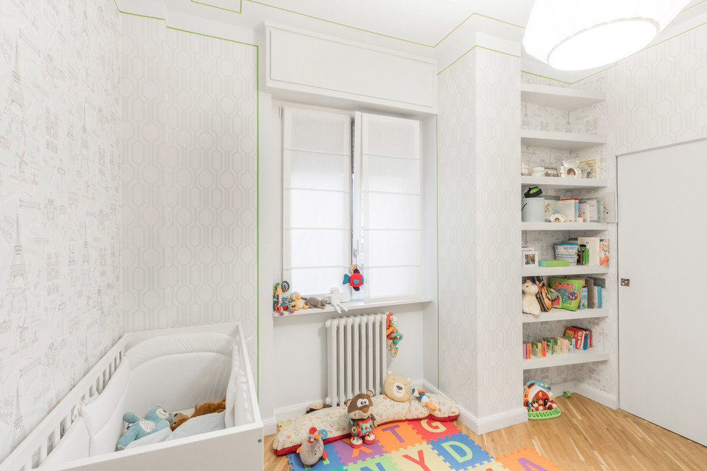 Modernes Wohnzimmer mit weißer Wandfarbe, braunem Holzboden und braunem Boden in Mailand