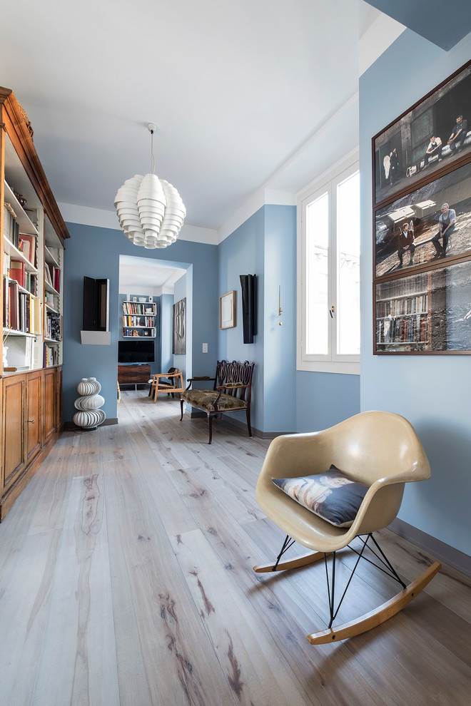 Esempio di un grande soggiorno scandinavo stile loft con libreria, pareti blu, parquet chiaro, TV autoportante e pavimento beige