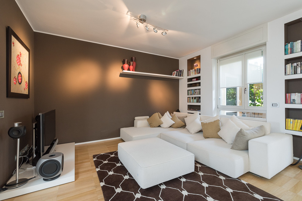 Idee per un soggiorno design di medie dimensioni e aperto con pareti multicolore, parquet chiaro e TV autoportante
