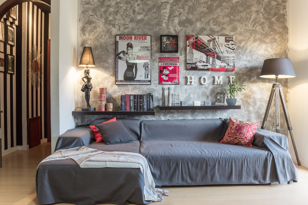 Idee per un soggiorno boho chic aperto con pareti grigie, parquet chiaro, pavimento beige e carta da parati