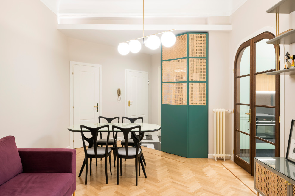 Cette photo montre un grand salon mansardé ou avec mezzanine scandinave avec un bar de salon, un mur beige, un sol en bois brun et un plafond voûté.