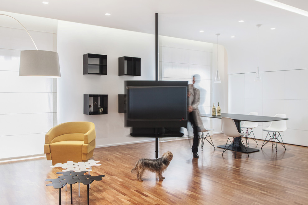 Modelo de sala de estar abierta, escandinava, con paredes blancas y suelo de madera en tonos medios