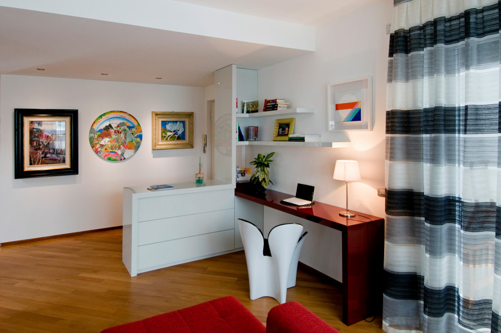 Idee per un soggiorno minimal di medie dimensioni e aperto con pareti bianche e parquet chiaro