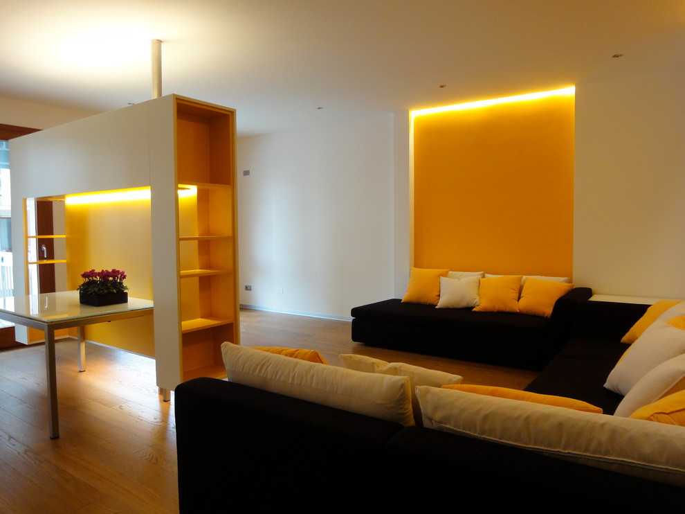Esempio di un soggiorno design con pareti arancioni, pavimento in legno verniciato e parete attrezzata
