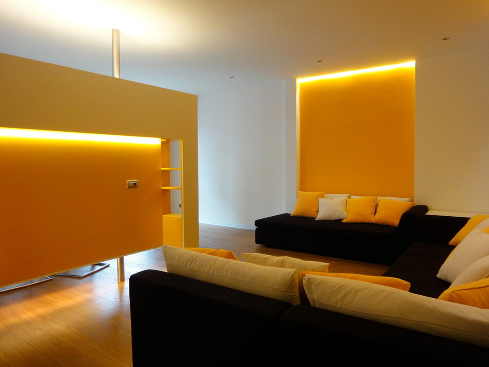 Esempio di un soggiorno minimal con pareti arancioni, pavimento in legno verniciato e parete attrezzata