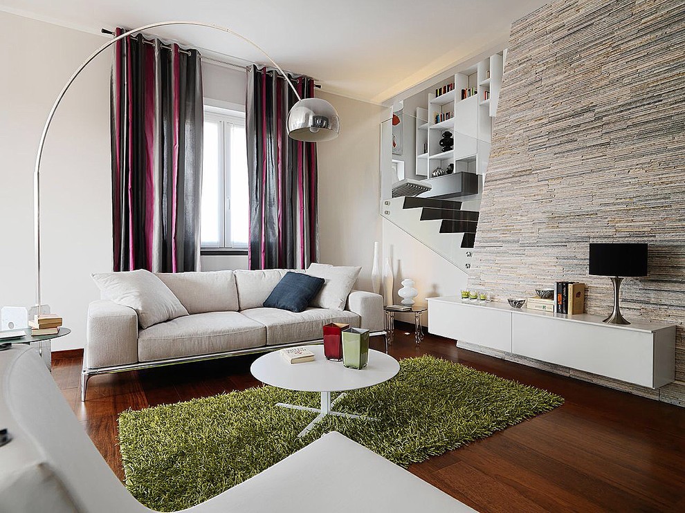Großes, Offenes Modernes Wohnzimmer mit weißer Wandfarbe, braunem Holzboden, Tunnelkamin und verputzter Kaminumrandung in Turin